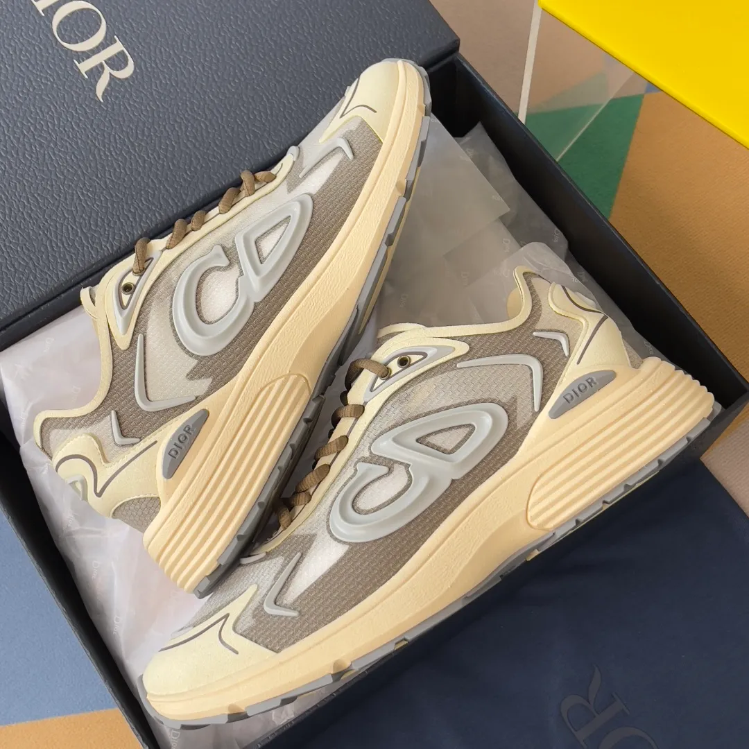 [DIOR] P: 560💰 Men's 39-44 (customized at 45.46) Dior Dior B30 series Countdown technology sneakers casual dad shoes This B30 Countdown technology sneaker is a new product in the 2026 spring men's wear series. The sports silhouette combines high-end logos and technological performance, making it unique. Lightweight and comfortable, it's inspired by modern running and crafted from materials like white and gray N30 nylon, a breathable technical fabric with multiple layers of translucence. Decorated with navy blue injection molded rubber panels and a graphic reinterpretation of the CD30 logo to enhance the style. Rubber Dior B30 and CD30 logos on the tongue and backside. The textured-effect sole is made from elastic rubber and foam and features classic details for ideal comfort. Can be matched with sportswear and casual outfits to create a sophisticated look. Exquisite packaging at the delivery counter 🛍📦 ▪️Fabric: original customized technical fabric + mesh ▪️Inner lining: customized breathable lining ▪️Outsole: original molded IP foam + TPU outsole ▪️Insole thickness: 3.5CM